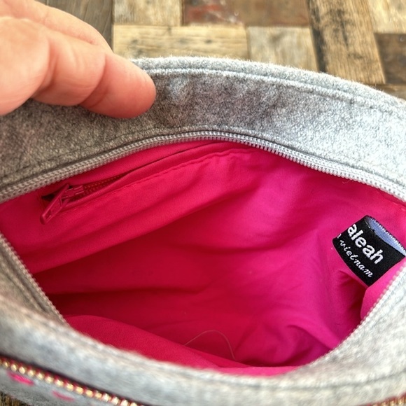 Shiraleah Heart Gray Felt Pouch Bright Pink Interior - Picture 8 of 8